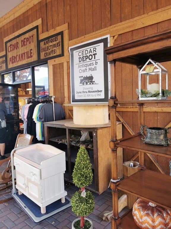 Cedar Depot Antiques & Craft Mall