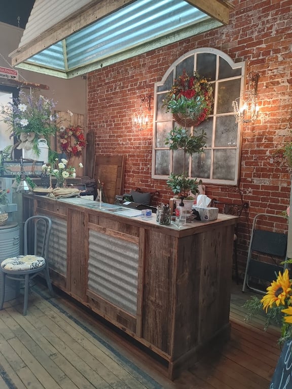 Vintage marketplace on 2nd street