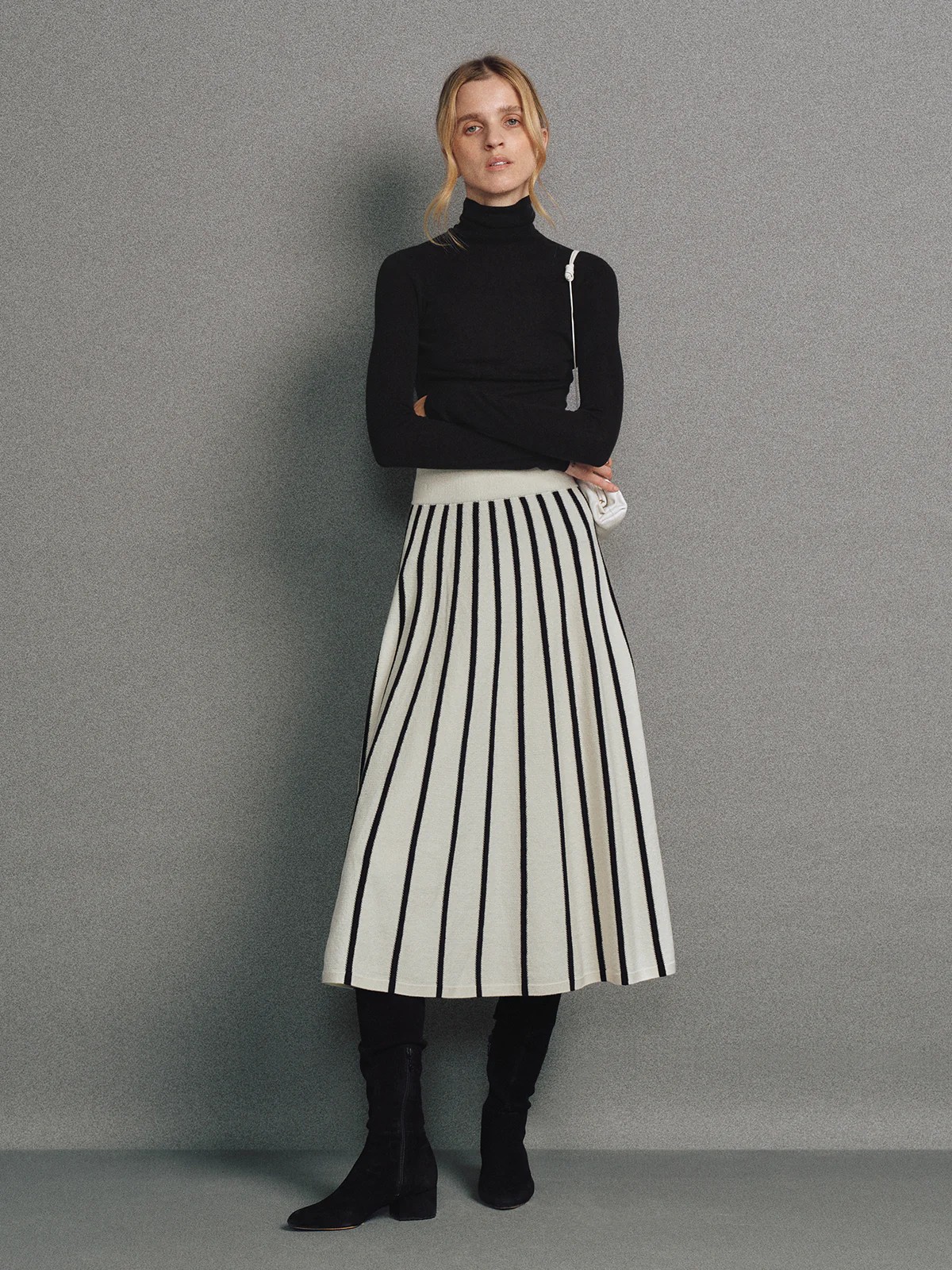 COMF｜Cashmere Triacetate Seamless Turtleneck-Model front view-02