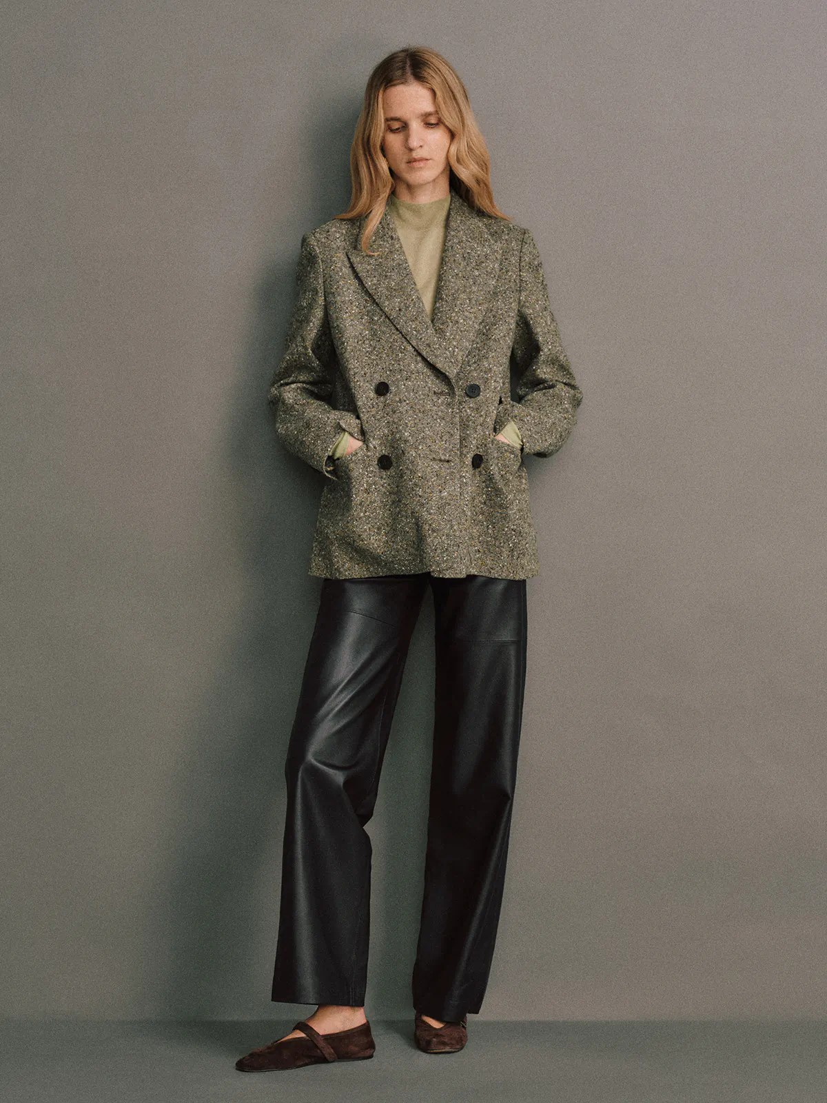 MILDRED｜Soft Leather Straight Trousers-Model side view-03