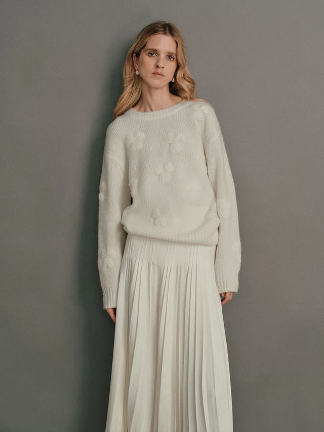 FLEUR｜Alpaca Wool Embroidered Jumper-Model side view-02