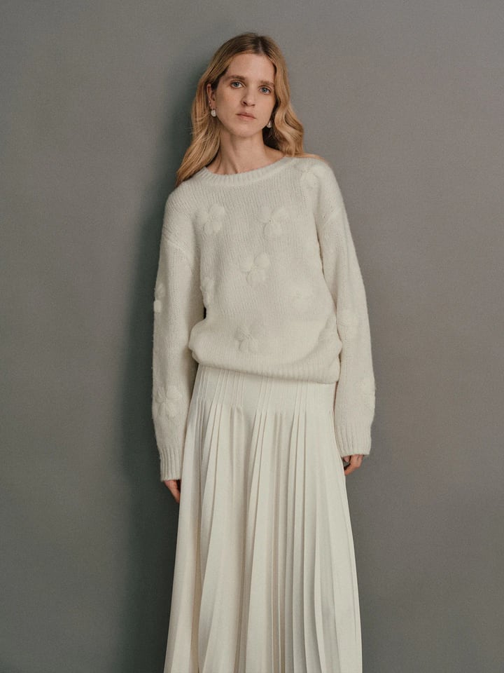 FLEUR｜Alpaca Wool Embroidered Jumper-Model side view-02