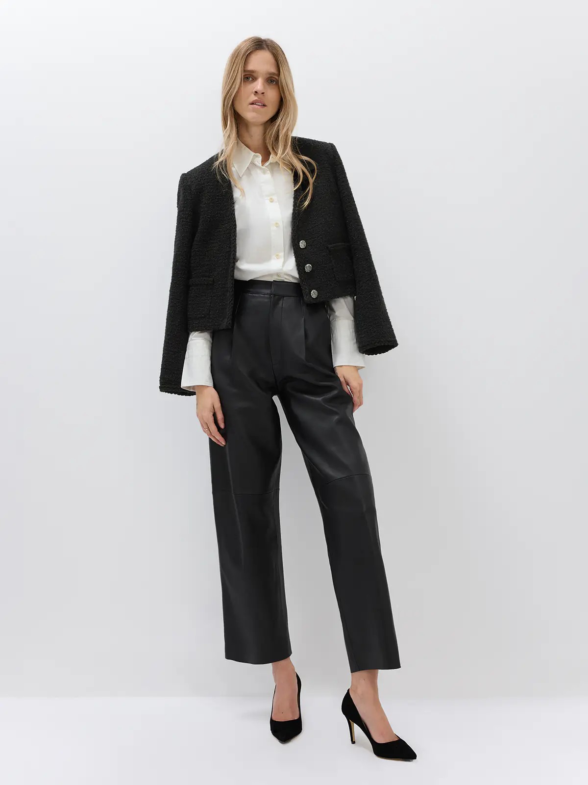 LENORA｜Elegant V-Neck Tweed Short Blazer-Model front view-05