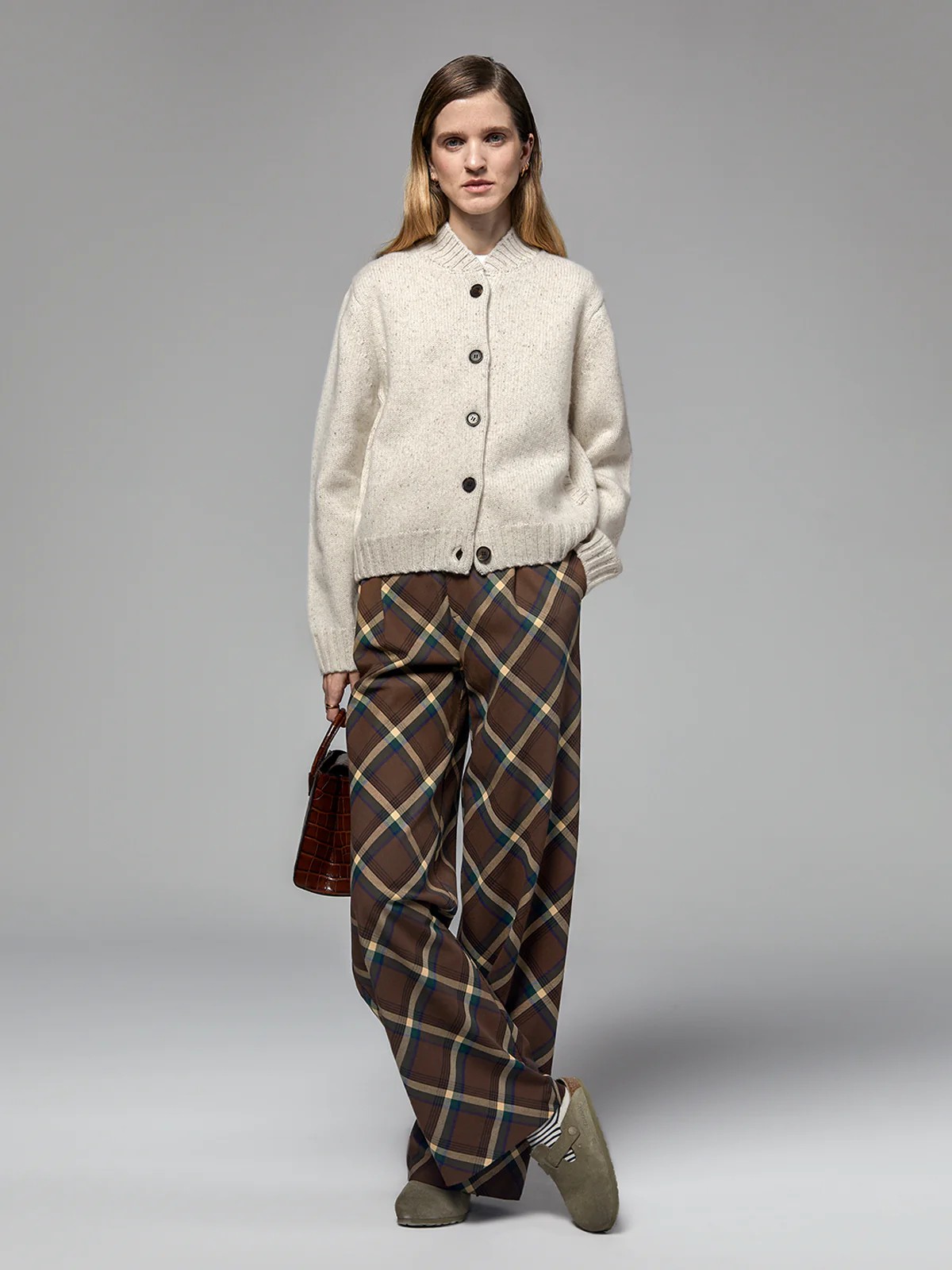 FLAVIA｜Merino Wool Baseball Cardigan-Model front view-01