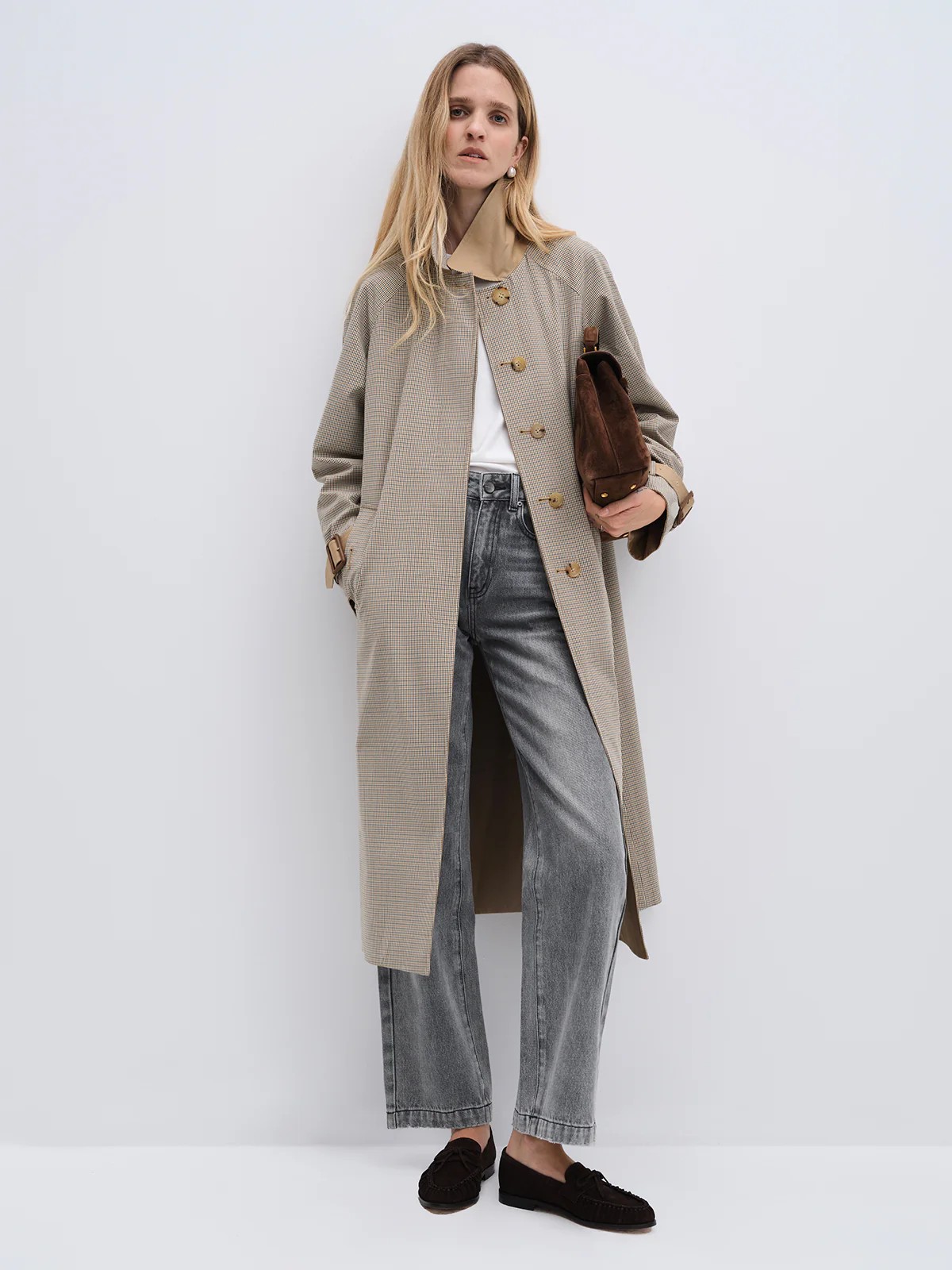 ALEXIS｜Reversible Check Trench Coat-Model side view-05