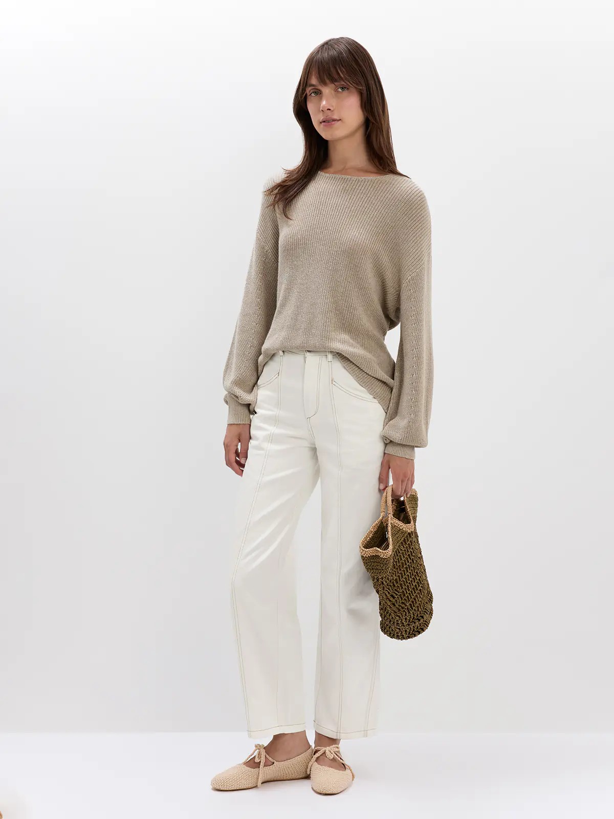 DREW｜Contrast-Stitch White Jeans-Model side view-02
