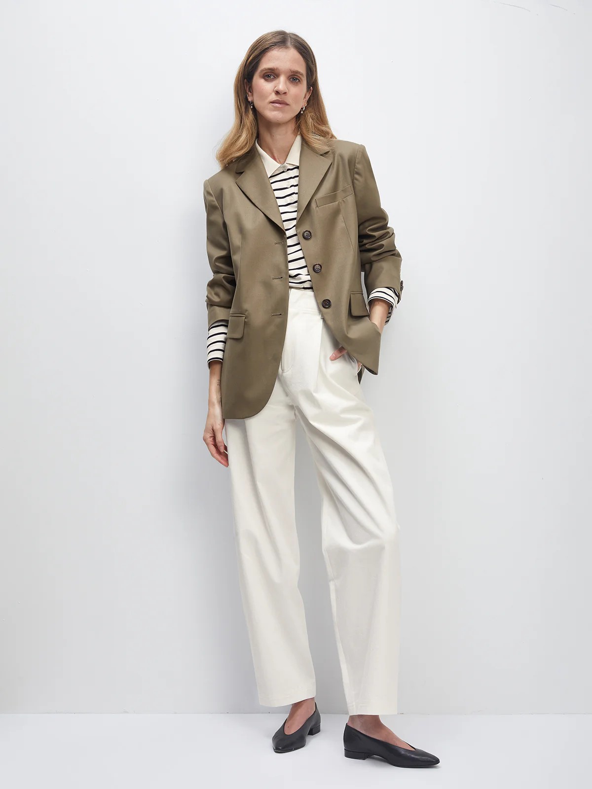 GOLDIE｜Wool Acetate Cuban-Collar Blazer- Model side view-01