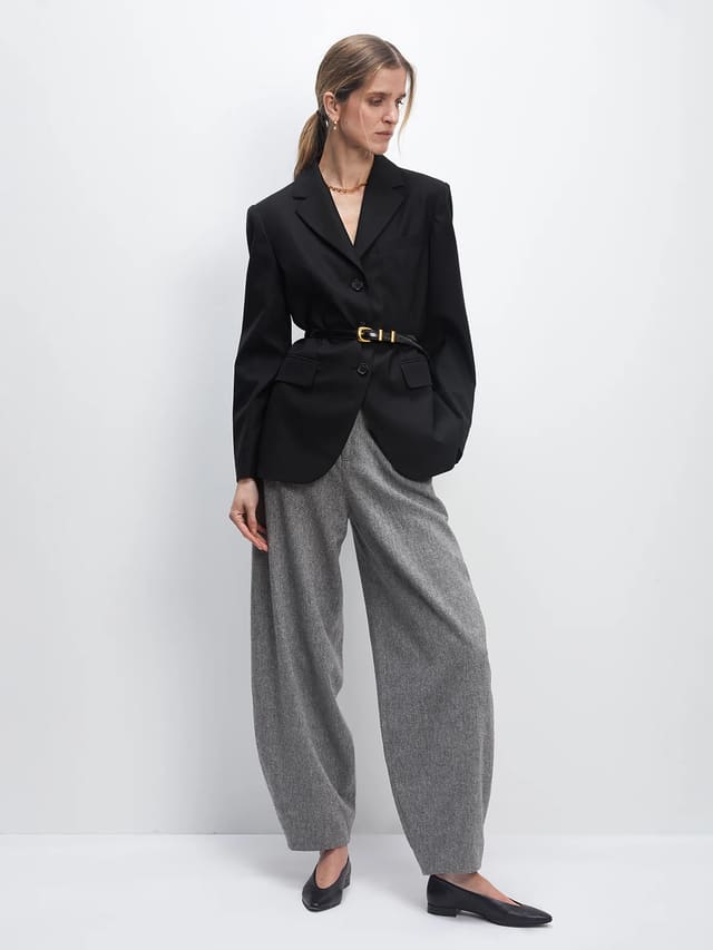 GOLDIE｜Wool Acetate Cuban-Collar Blazer- Model side view-02
