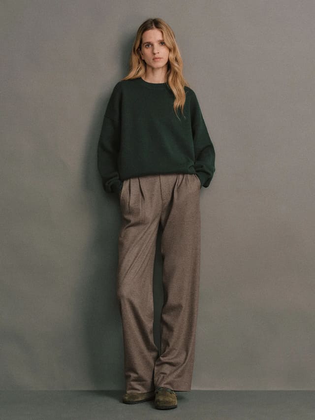 CARRIE｜Merino Wool Crewneck Jumper-Model side view-01