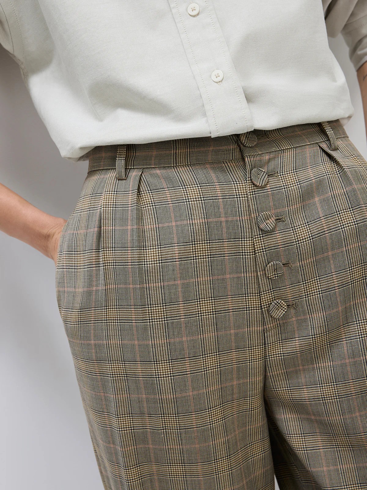 BETHEL｜Fine Wool Prince of Wales Wide-Leg Trousers-Model side view-05