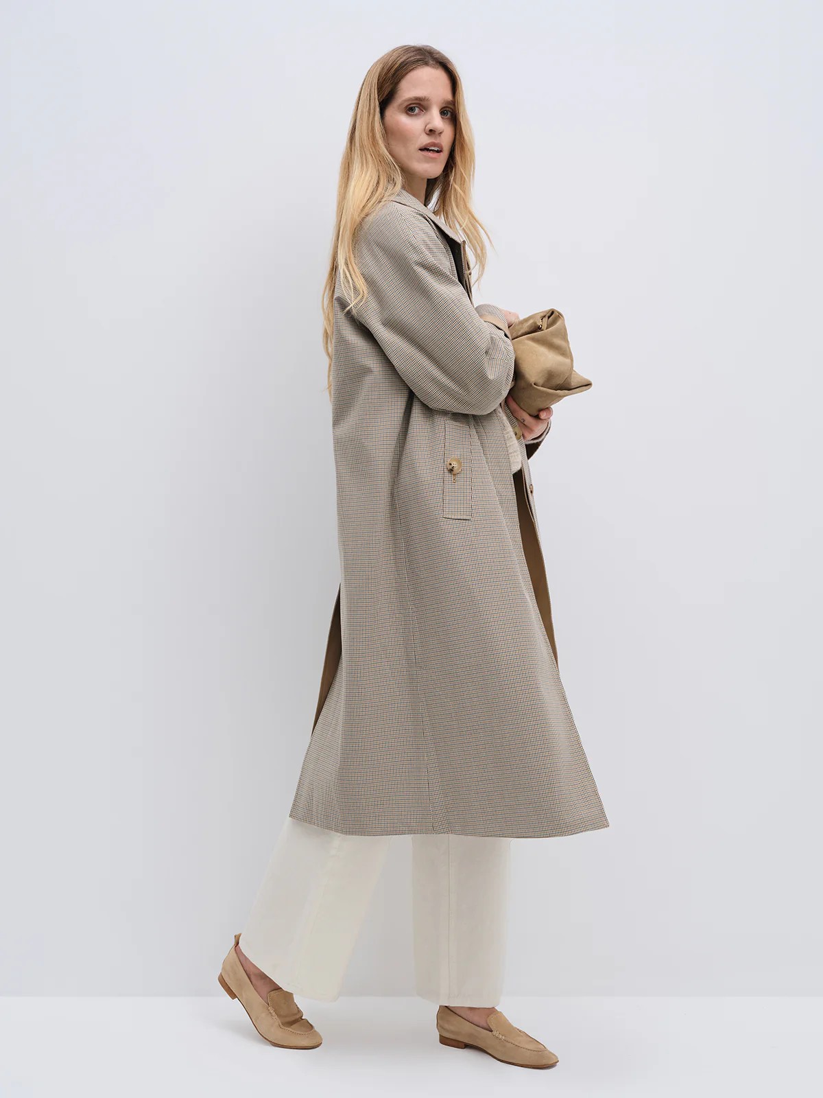 ALEXIS｜Reversible Check Trench Coat-Model side view-04