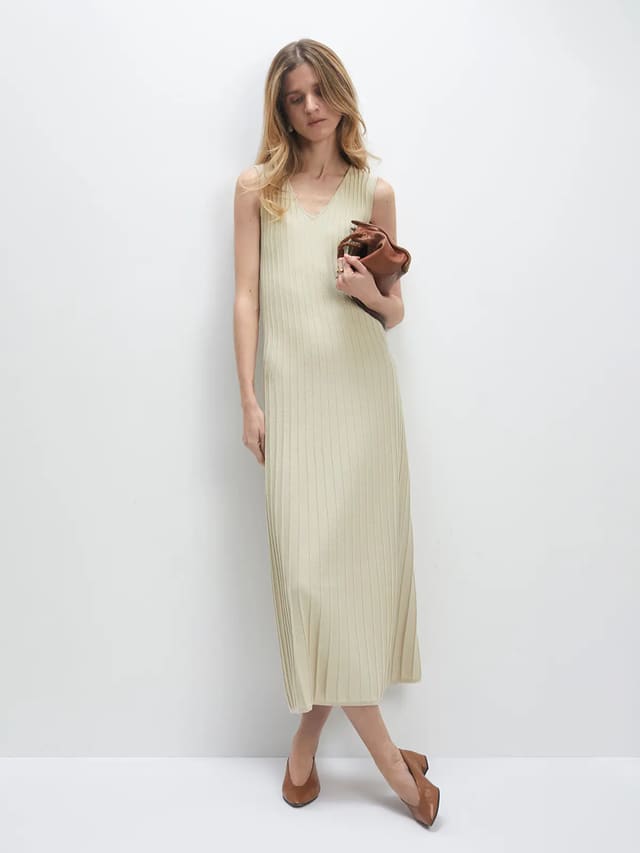 JOCELYN｜V-Neck Sleeveless Knit Dress-Model front view-01