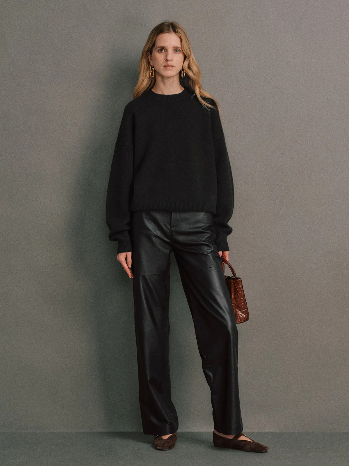 CARRIE｜Merino Wool Crewneck Jumper-Model front view-01
