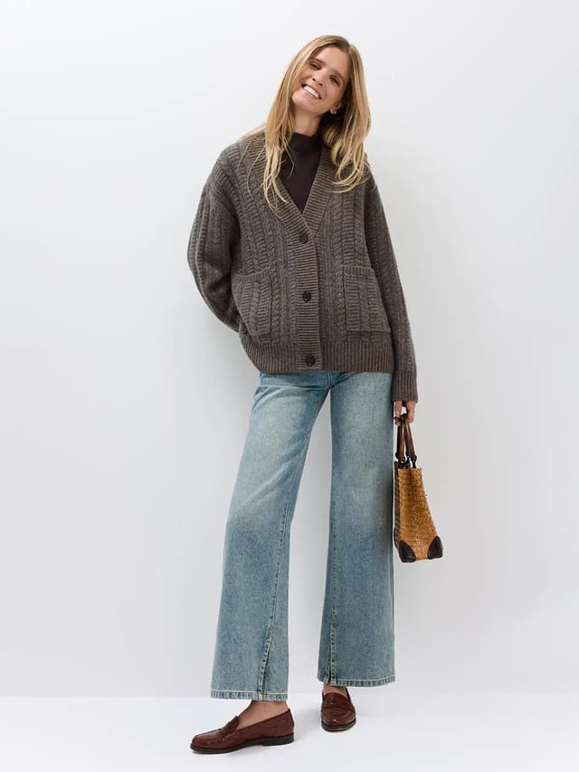 HATTIE｜Cashmere Wool Blend V-Neck Cable Cardigan-Model front view