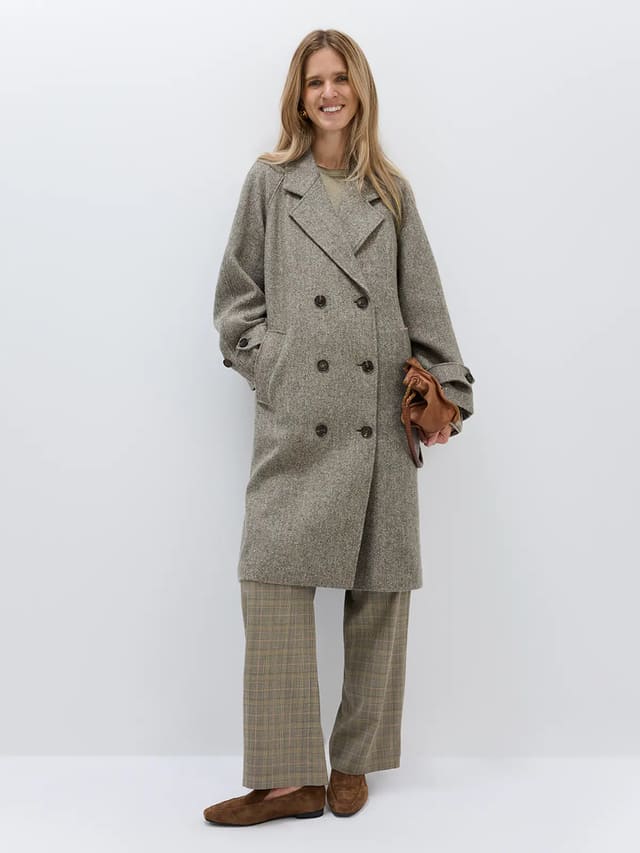 DYLAN｜Herringbone Colour-Spot Double-Breasted Coat-Model front view-03