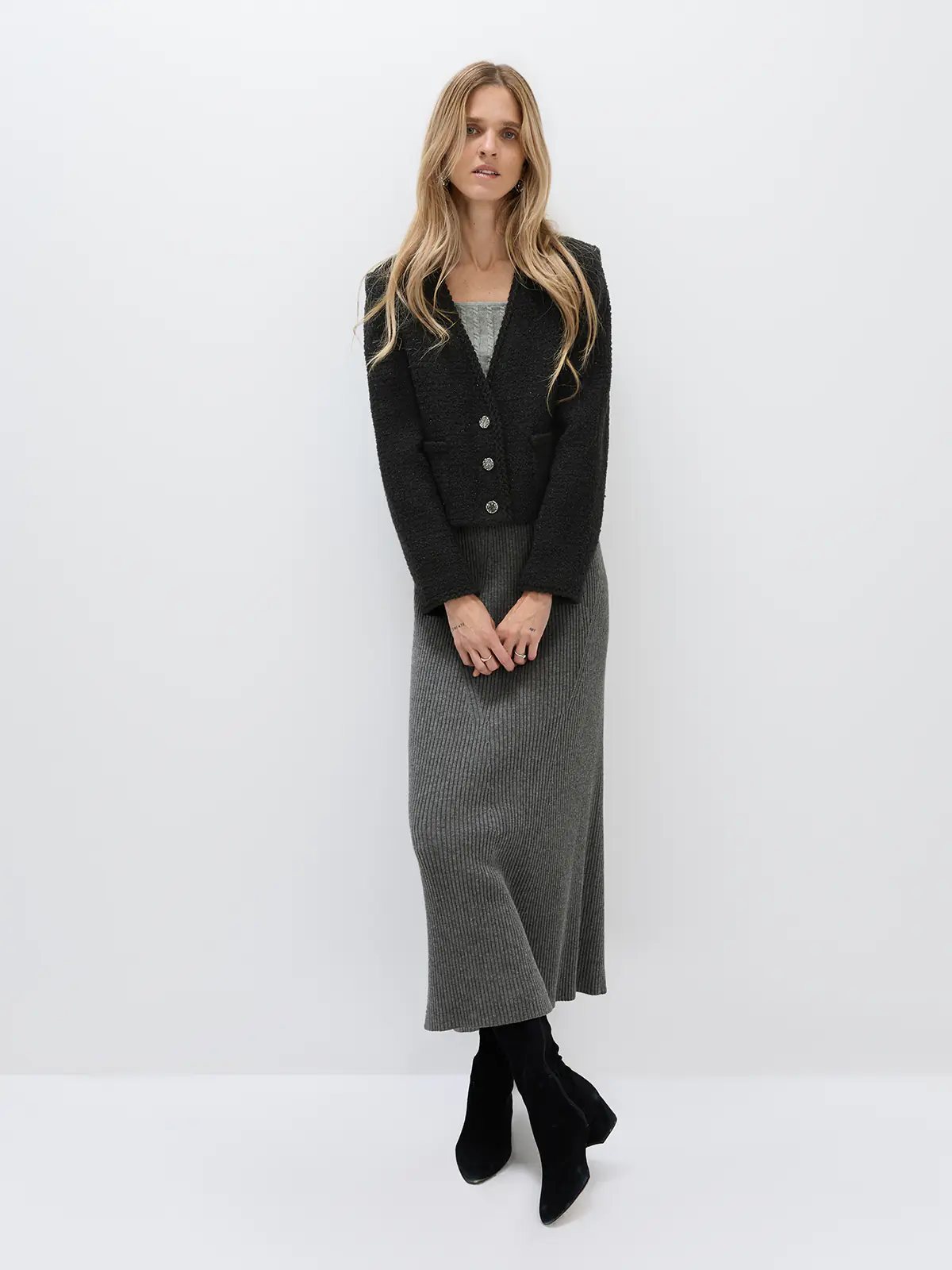 LENORA｜Elegant V-Neck Tweed Short Blazer-Model front view-02