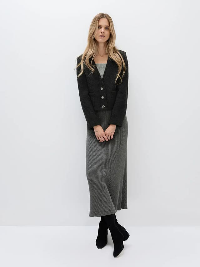 LENORA｜Elegant V-Neck Tweed Short Blazer-Model front view-02
