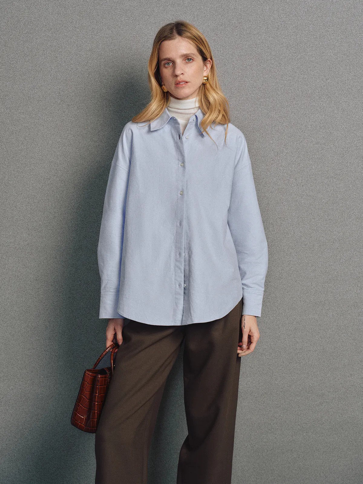 JOSEPHINE｜Brushed Oxford Shirt with Contrast Embroidery-Model side view-01