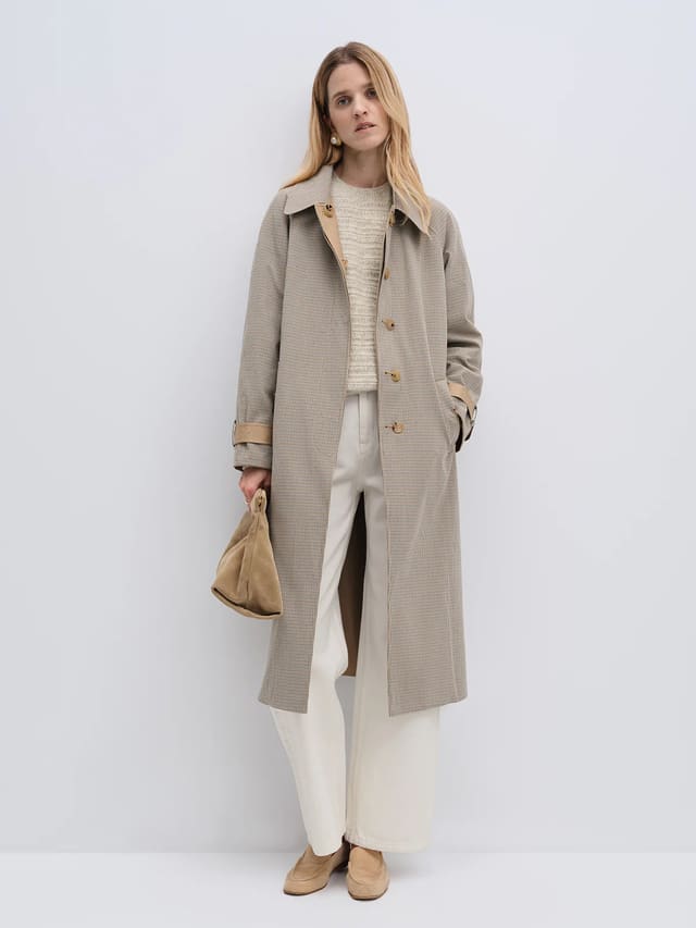 ALEXIS｜Reversible Check Trench Coat-Model side view-01