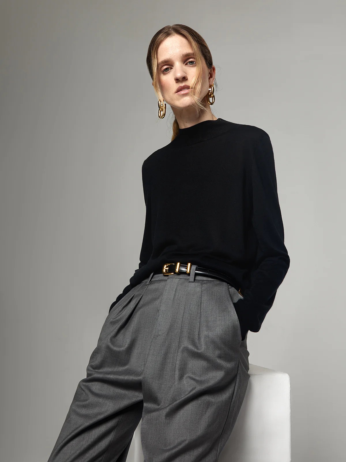 NOVIA｜Silk Lyocell Mock-Neck Top-Model side view-04