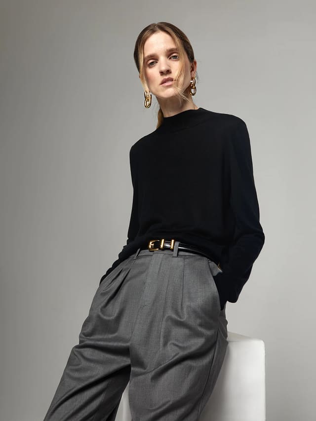 NOVIA｜Silk Lyocell Mock-Neck Top-Model side view-04
