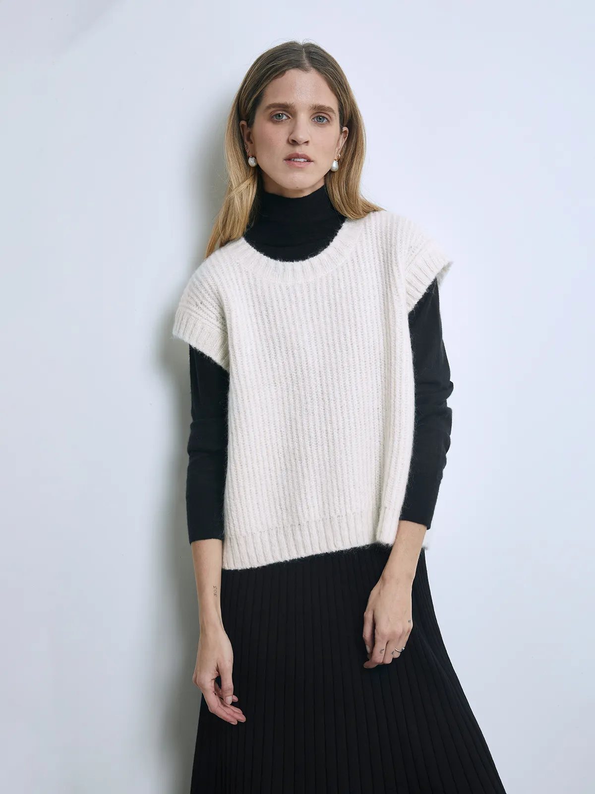 Andrea Tang ultra soft mohair wool loose box shape off-white knit vest - Model front view