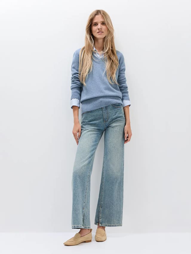 GLORIA｜Merino Wool V-Neck Jumper-Model front view-04