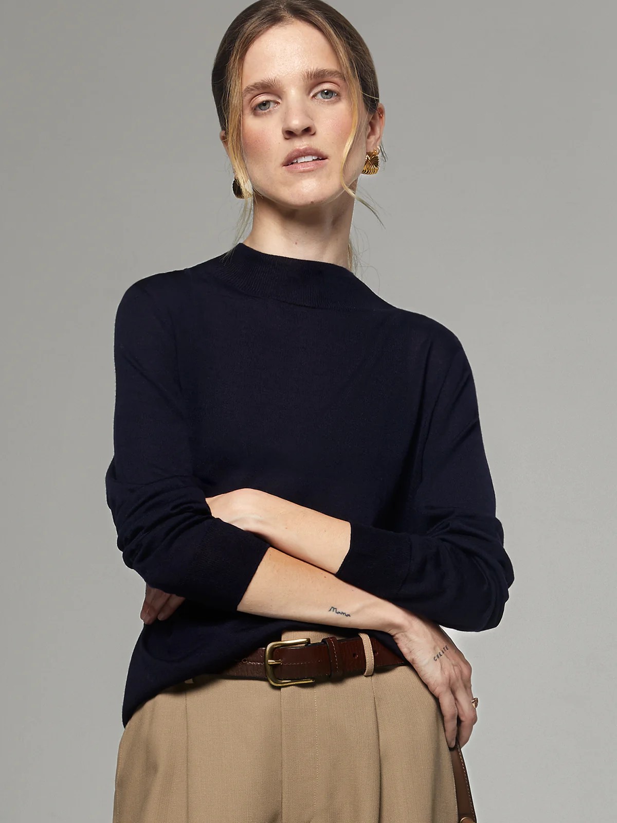 NOVIA｜Silk Lyocell Mock-Neck Top-Model front view-03