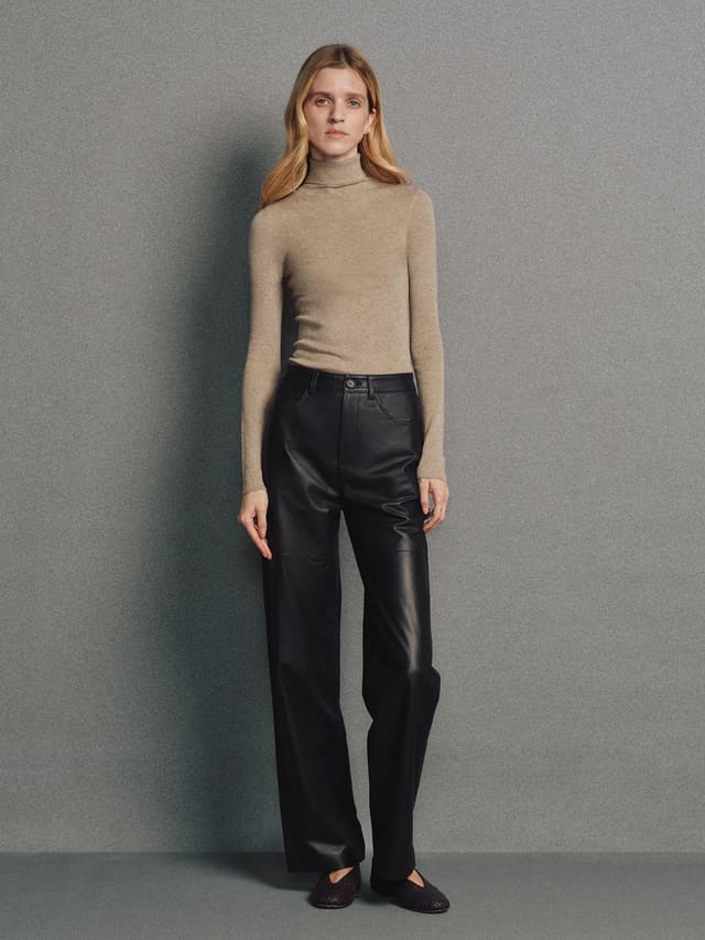 COMF｜Cashmere Triacetate Seamless Turtleneck-Model front view-03