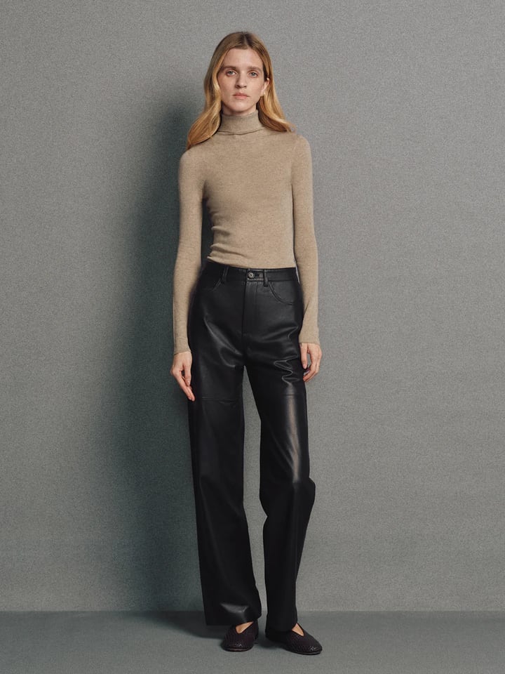 COMF｜Cashmere Triacetate Seamless Turtleneck-Model front view-03