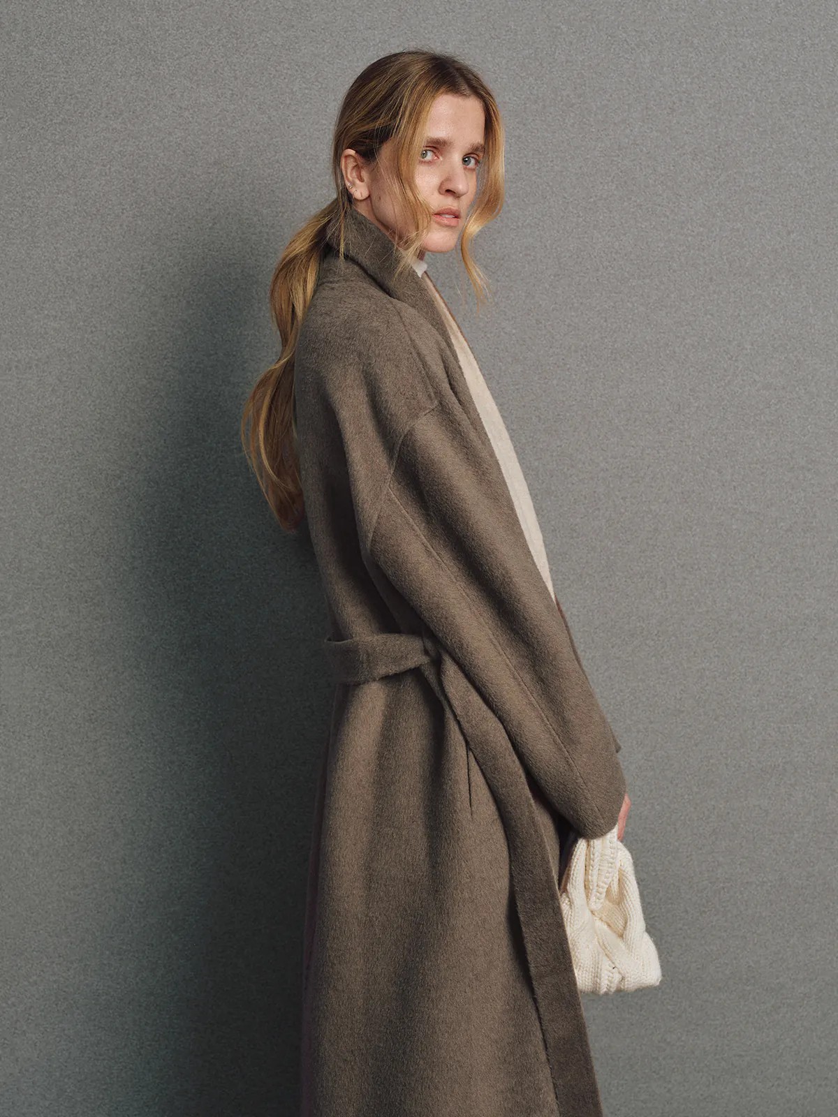 MEREDITH｜Two-Tone Reversible Notched-Collar Coat-Model side view-03
