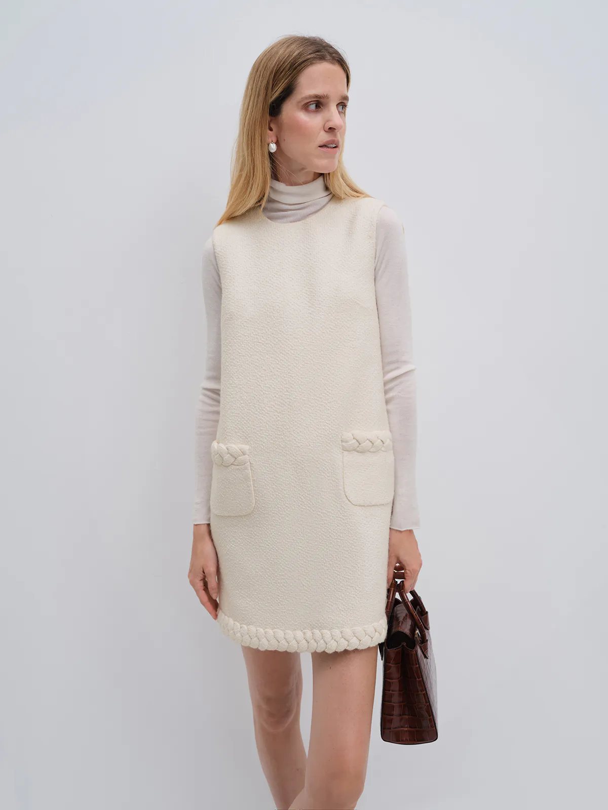 SASHA｜Sleeveless Cable Knit Dress-Model side view-04