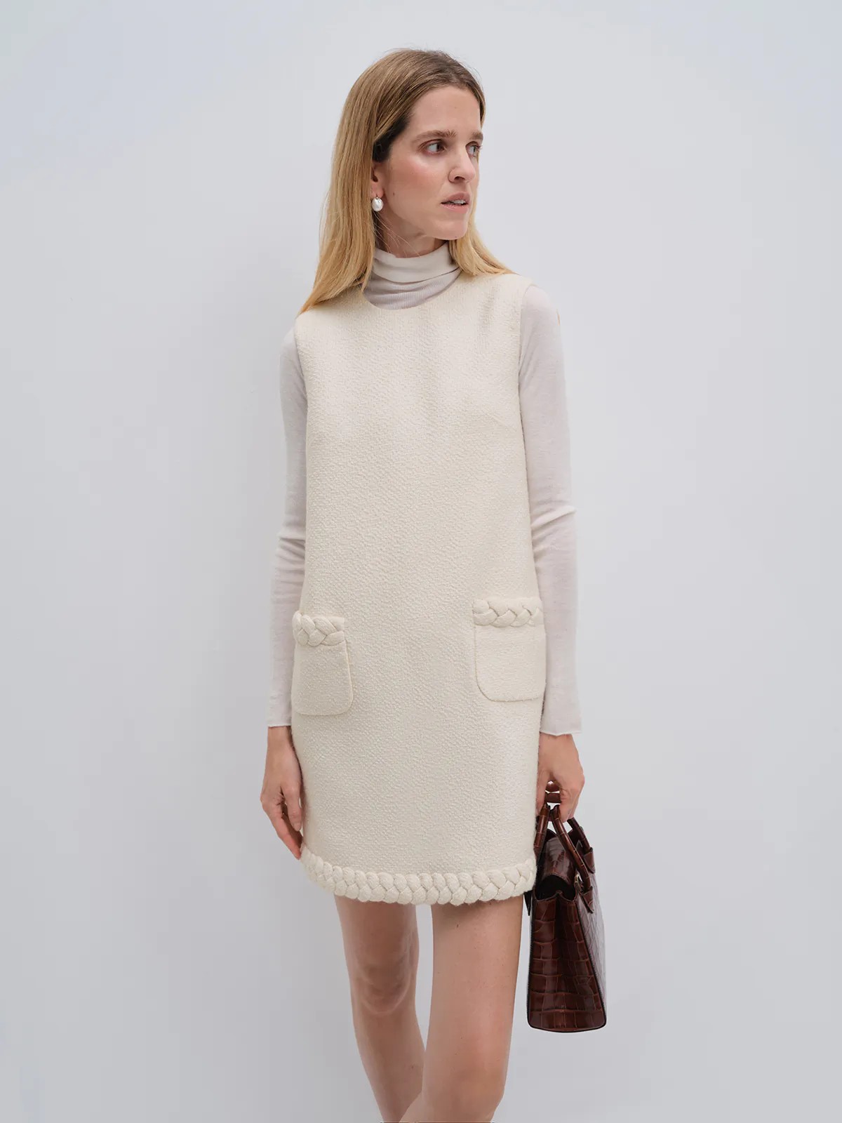 SASHA｜Sleeveless Cable Knit Dress-Model side view-04