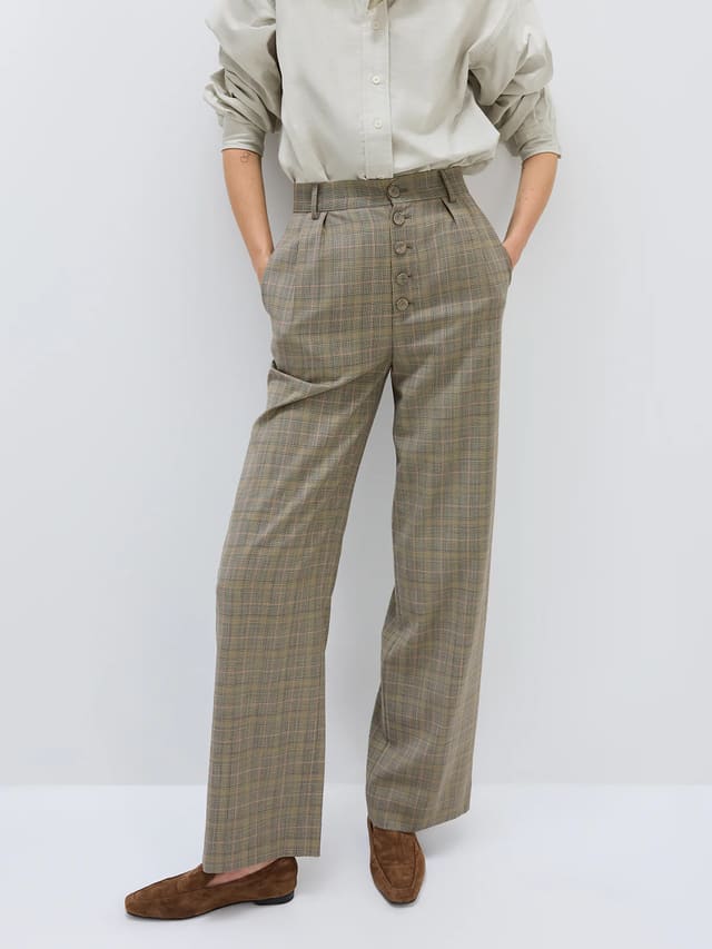 BETHEL｜Fine Wool Prince of Wales Wide-Leg Trousers-Model side view-04