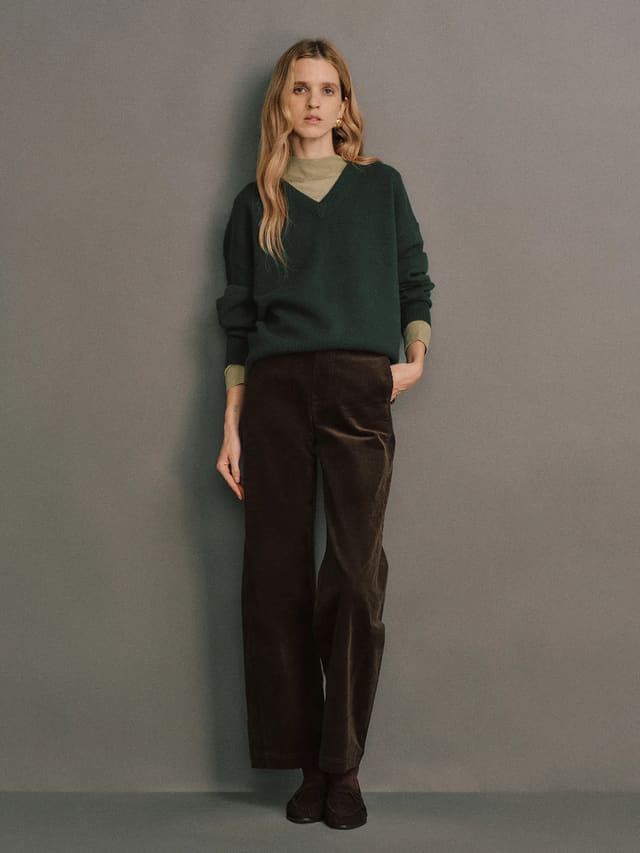 CARRIE｜Merino Wool V-Neck Jumper-Model front view-02