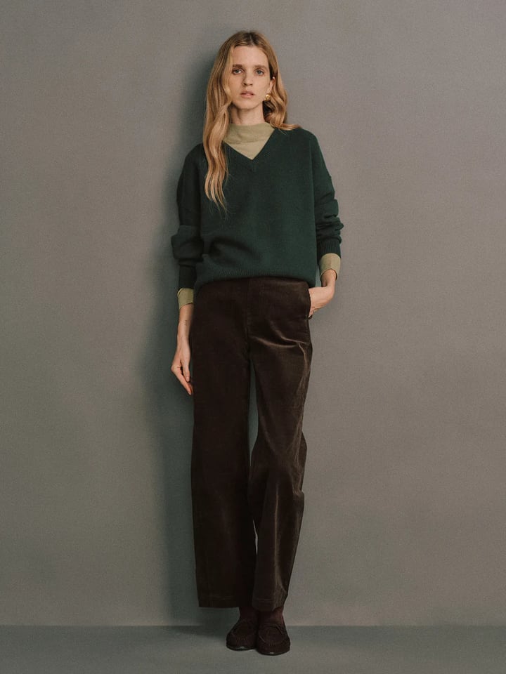 CARRIE｜Merino Wool V-Neck Jumper-Model front view-02