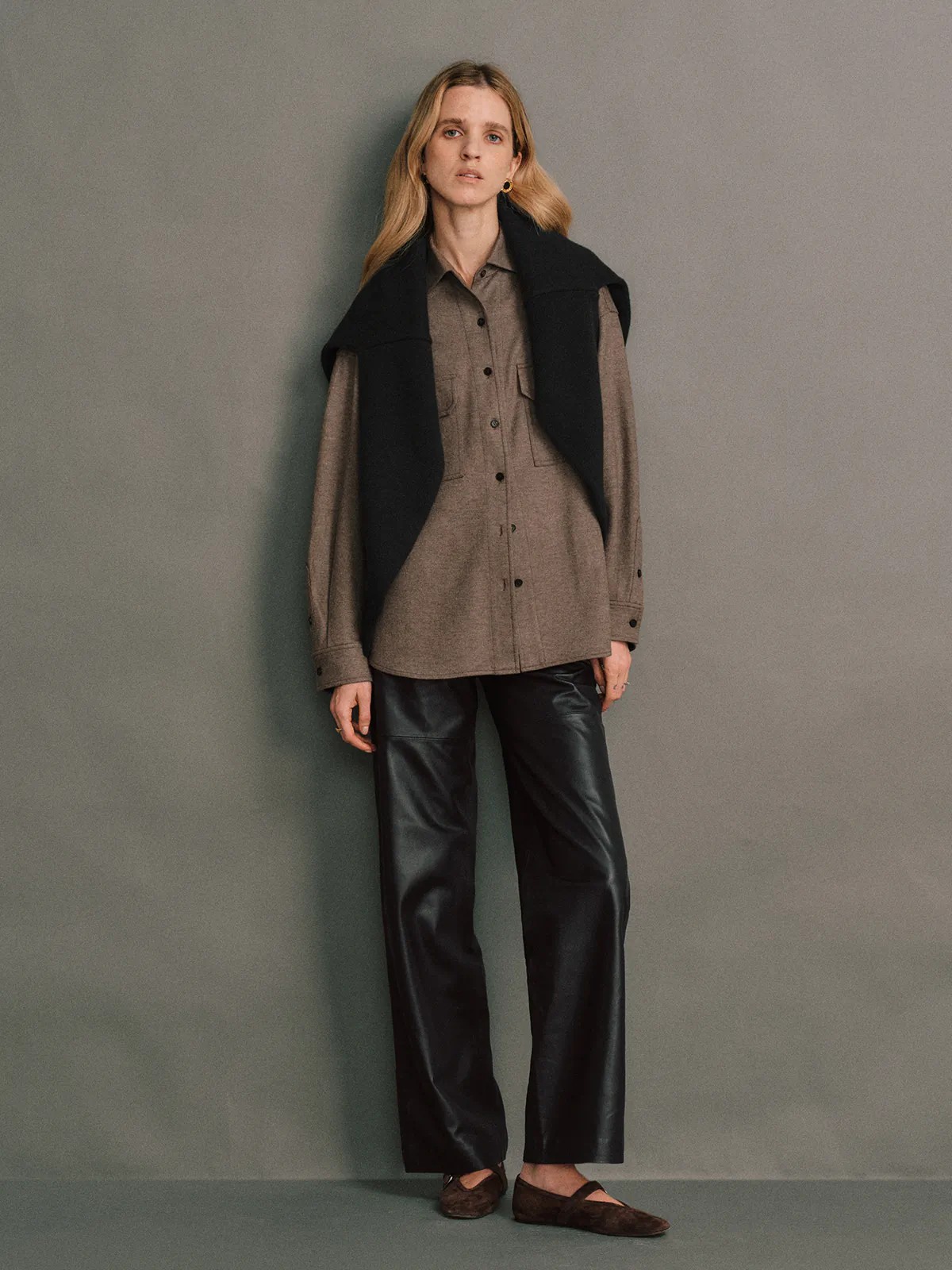 MILDRED｜Soft Leather Straight Trousers-Model side view-02