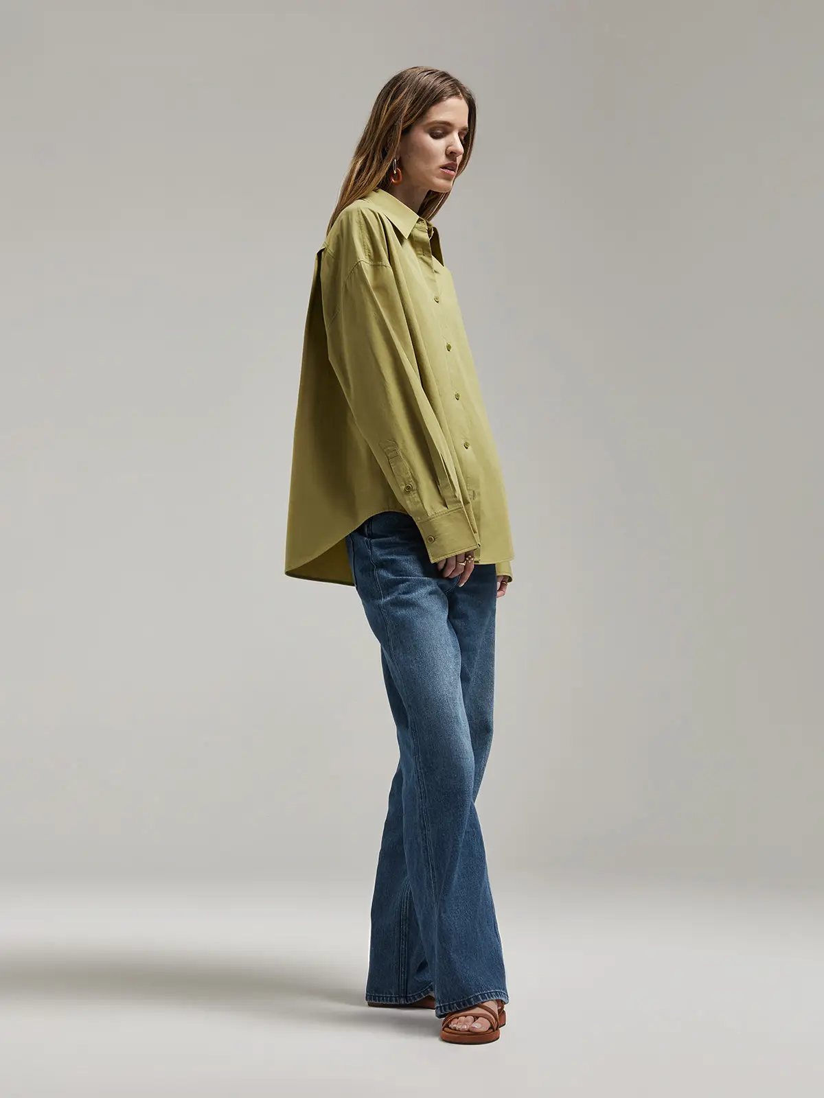 Front full-body view of a model wearing Blue retro dark blue waist straight jeans with a t-shirt and shoes.