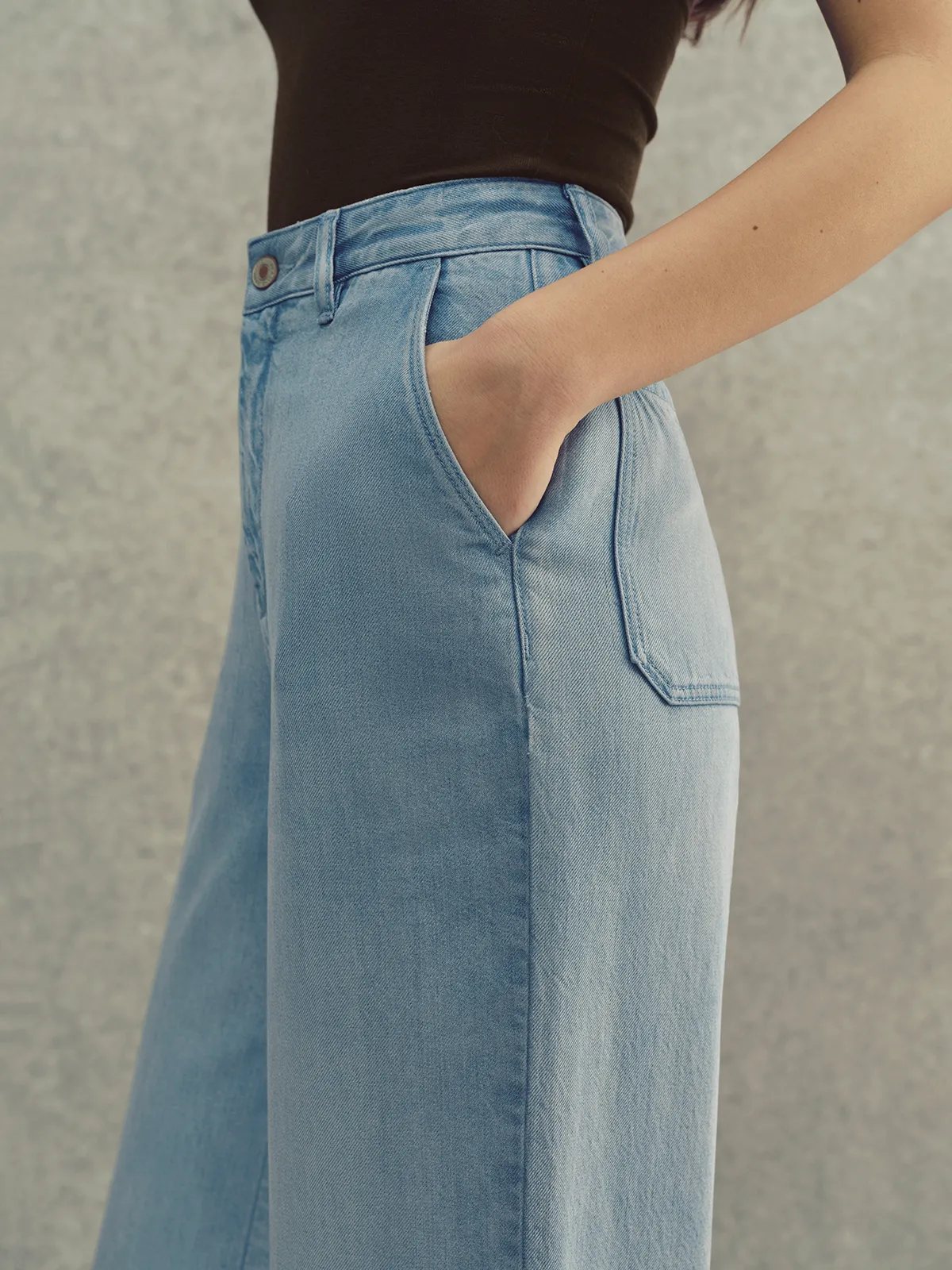Side profile of LEANNE jeans showing pocket depth, seam line, and leg width progression