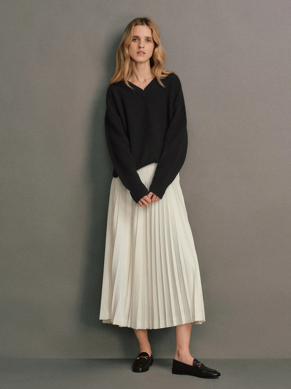 CARRIE｜Merino Wool V-Neck Jumper-Model front view-01