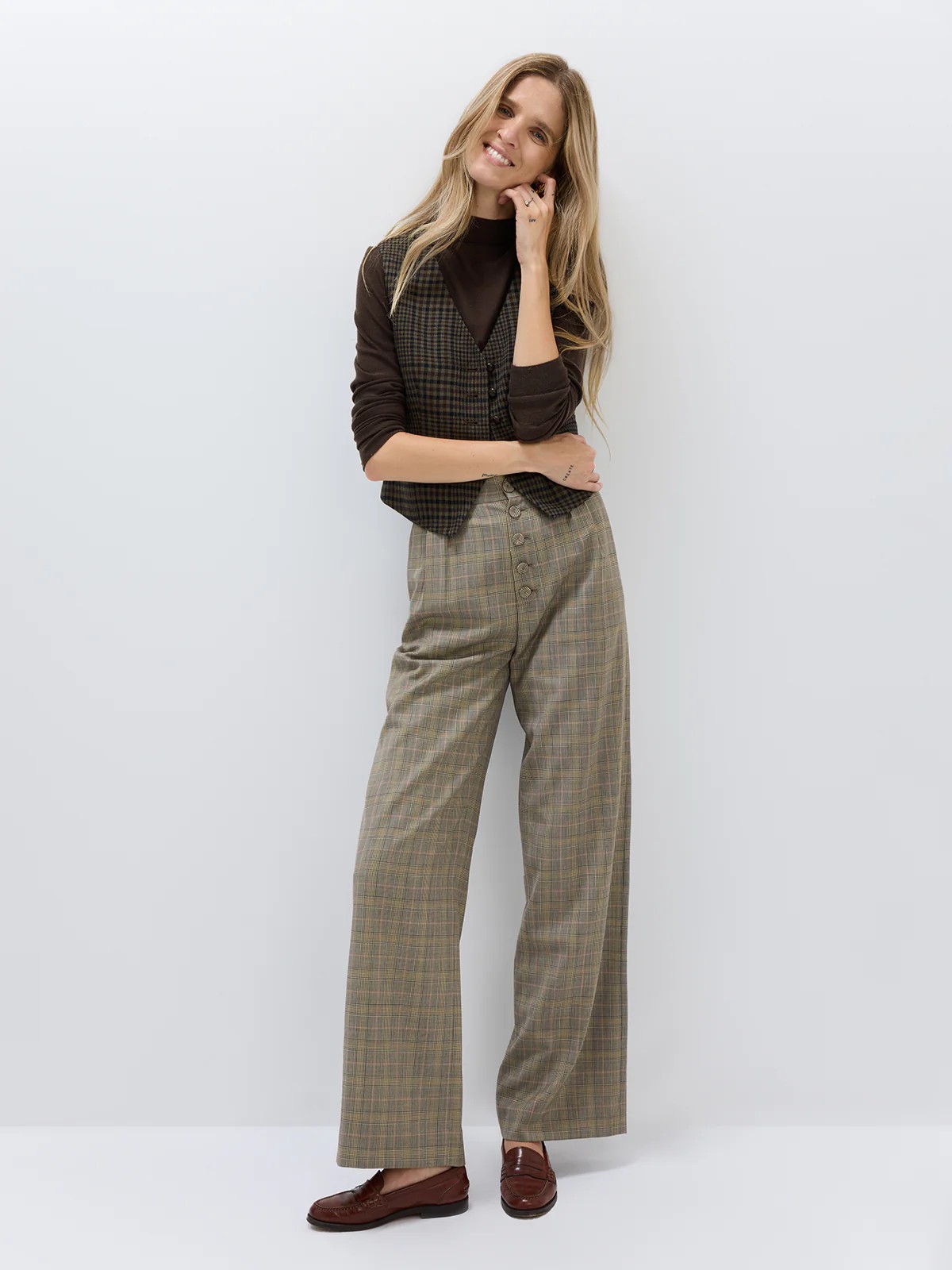 BETHEL｜Fine Wool Prince of Wales Wide-Leg Trousers-Model side view-03