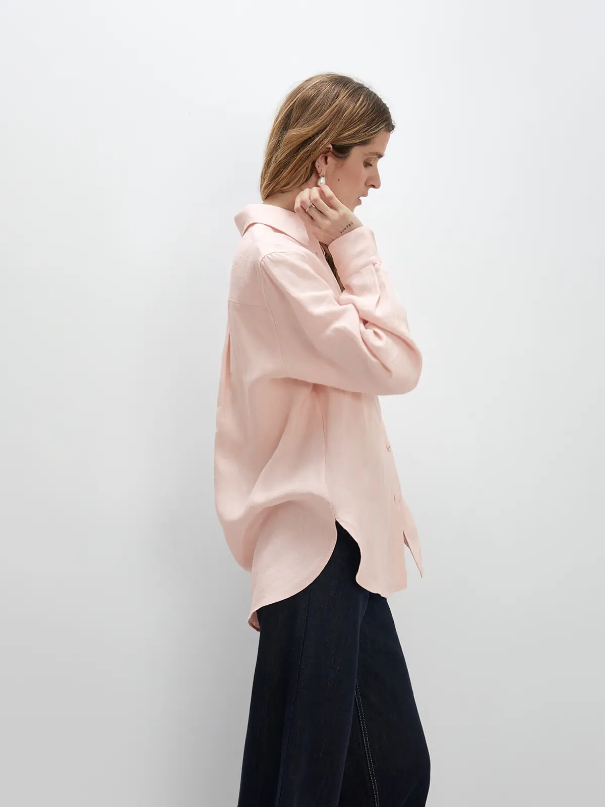 JANE｜Linen Pink Shirt-Model side view-02