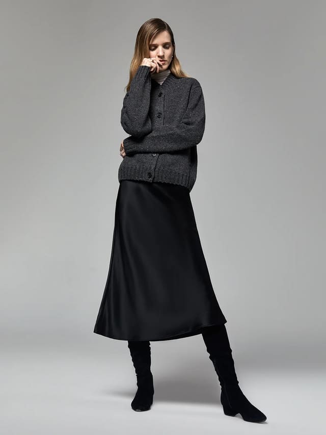 FLAVIA｜Merino Wool Baseball Cardigan-Model side view-02
