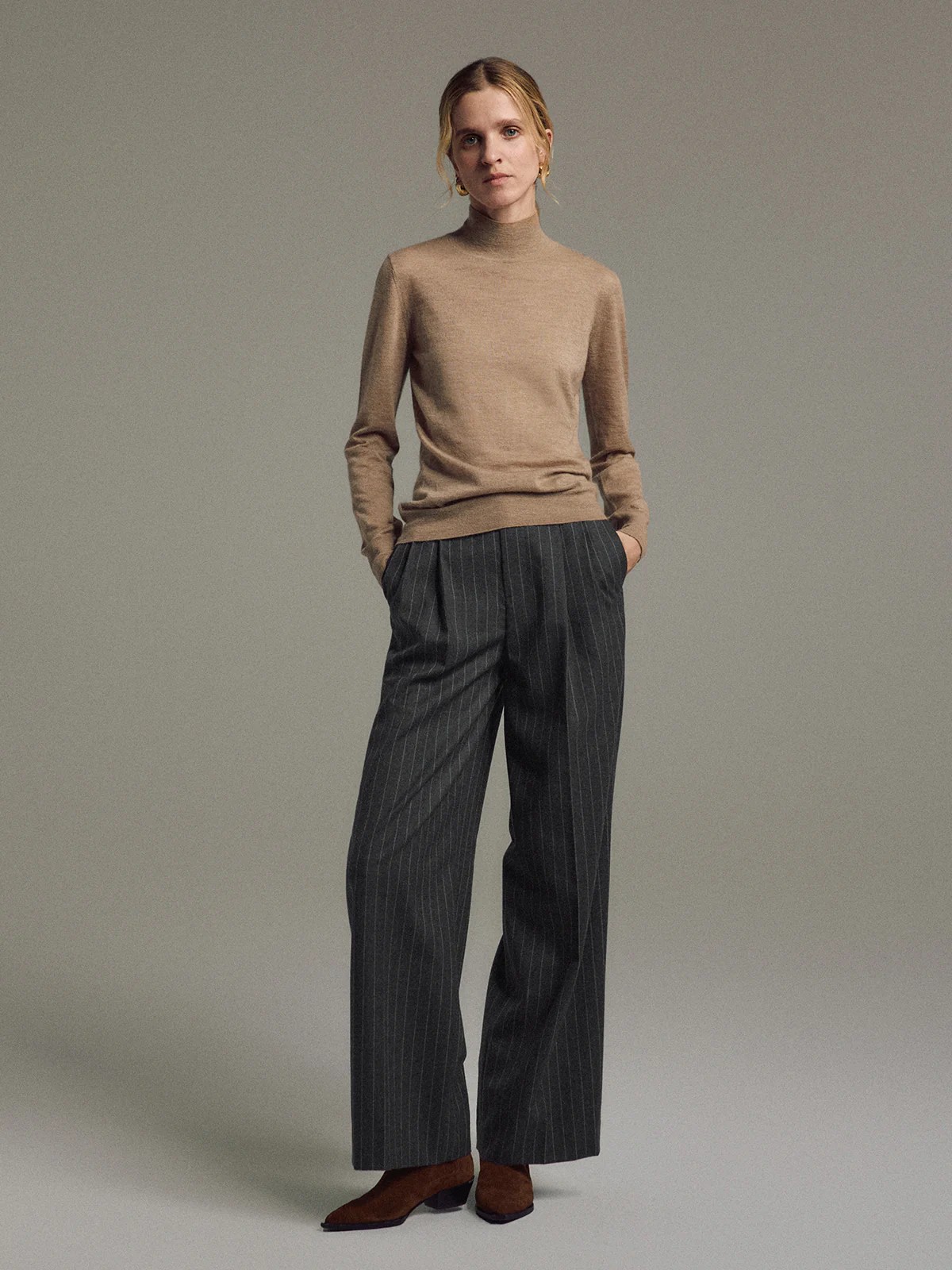 LORRAINE｜Wool Striped Wide-Leg Trousers-Model side view-04
