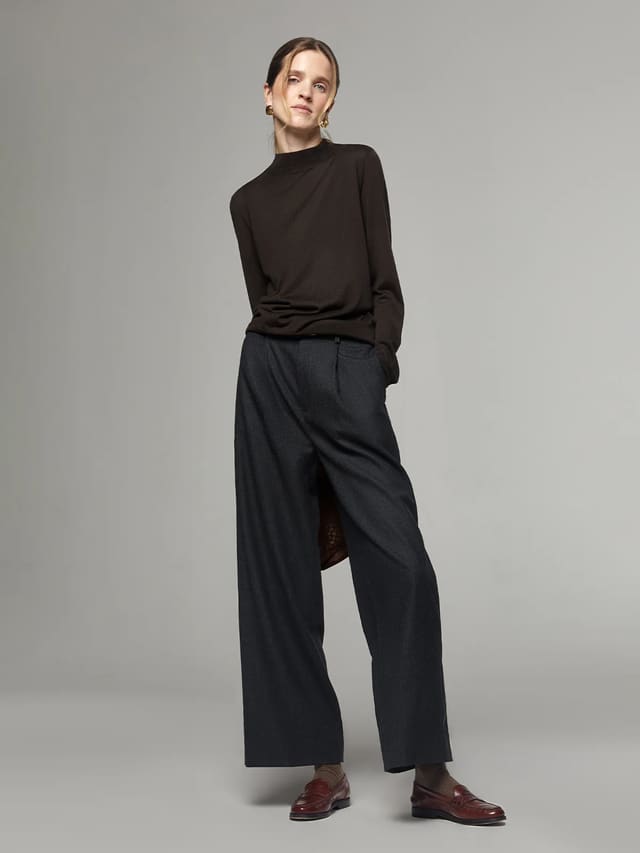 ELLEN｜Fine Wool Wide-Leg Trousers-Model side view-01
