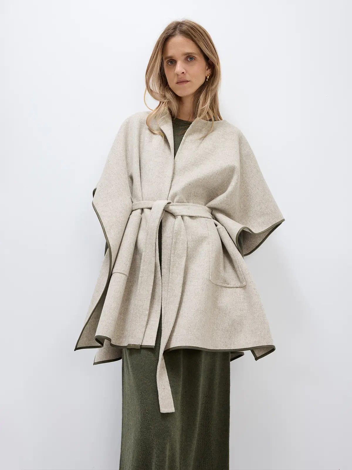 LANNY｜Cashmere Wool Blend Cape Coat-Model front view-03