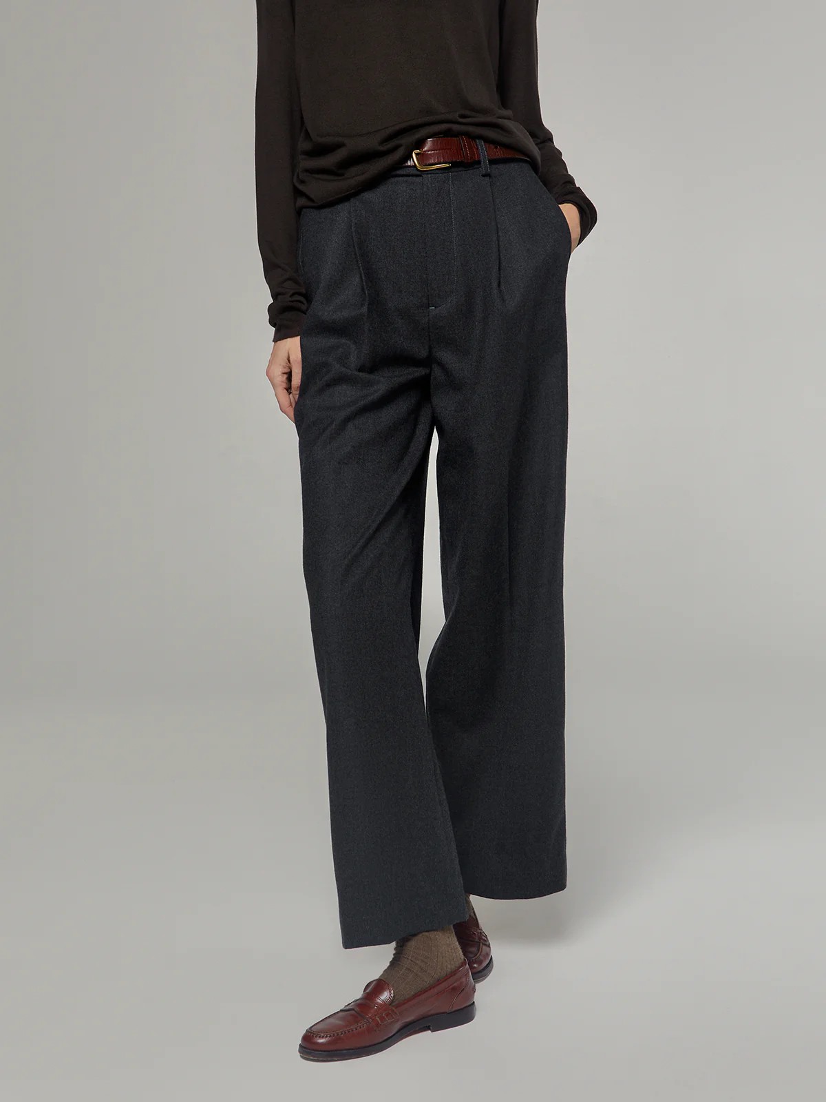 ELLEN｜Fine Wool Wide-Leg Trousers-Model front view-02