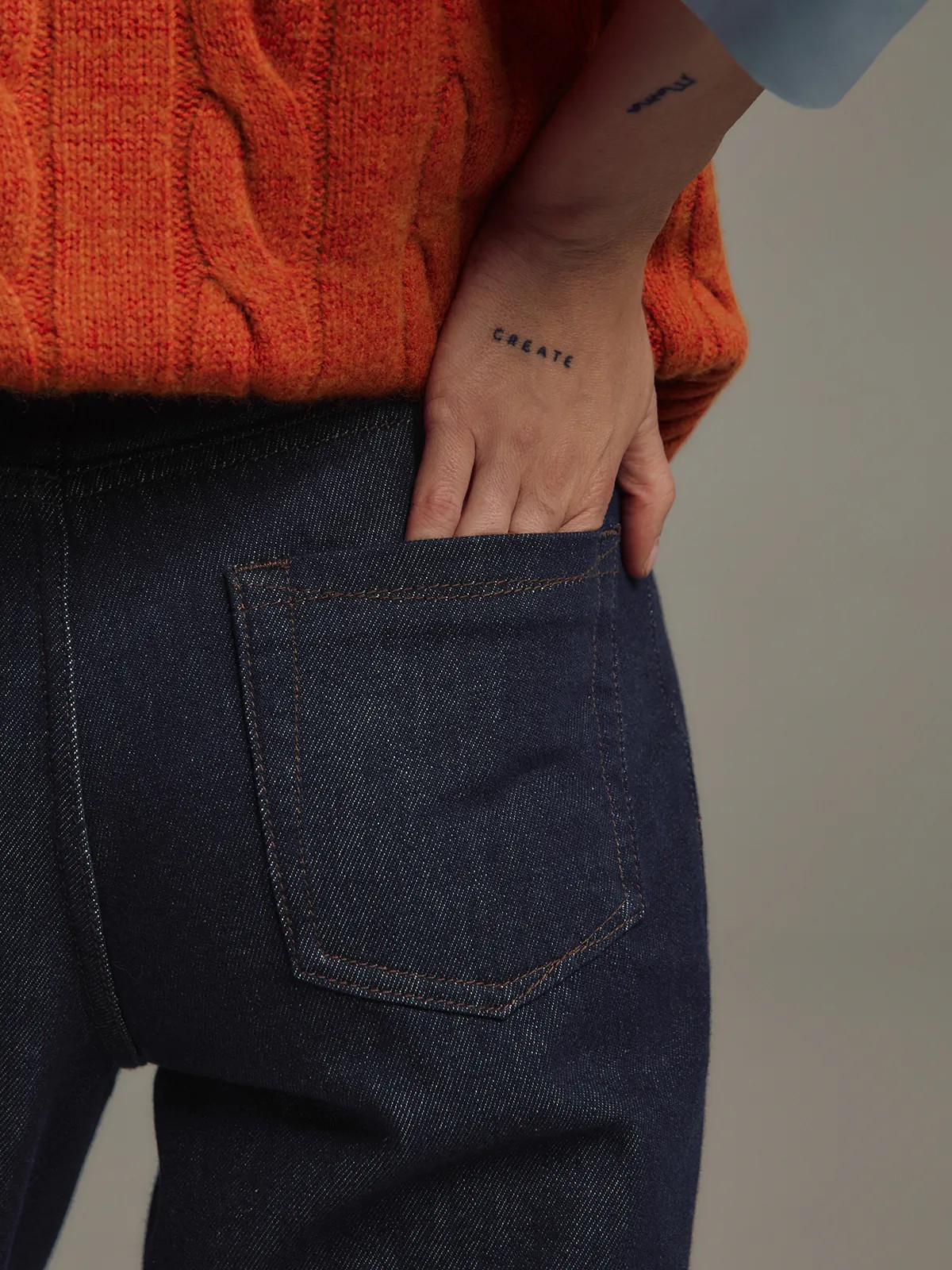 AGGIE｜Raw Denim Straight-Leg Jeans-Model back view-01