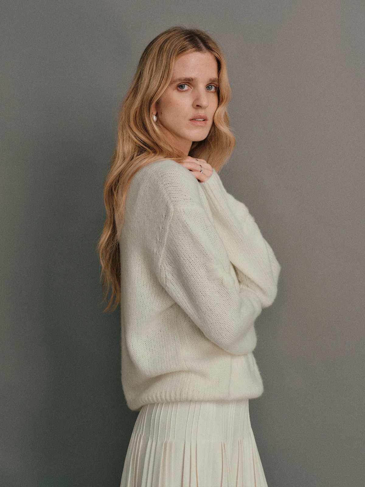 FLEUR｜Alpaca Wool Embroidered Jumper-Model side view-03