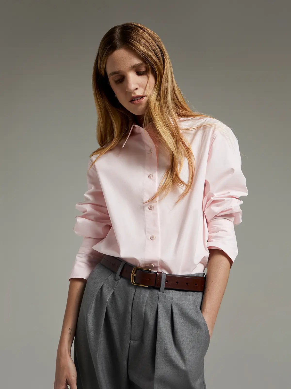 classic fit casual blue pink white paper texture cotton shirt - Model close-up pink